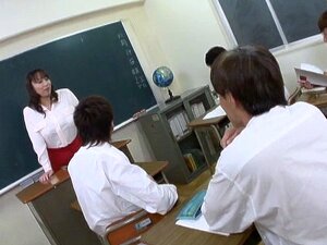 Professeure à gros seins se masturbe avec ses élèves