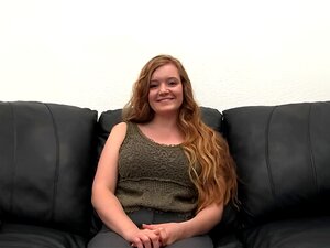 La mignonne aux gros seins de 18 ans Katie fait son premier porno anal