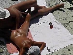 Doigtant la chatte de la femme sur une plage