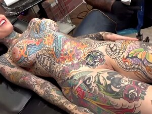 Tiger Lilly se fait tatouer le front tout en étant nue