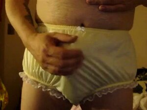 se sentant en culotte jaune. se sentant debout en culotte jaune