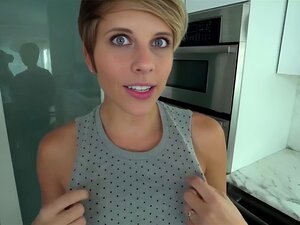 Mignonne mignonne aux Cheveux Courts Frappe son Beau-Père et le Garde