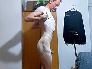 Couvrir mon corps maigre de crème blanche et me replier pour sucer ma