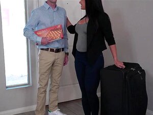 La belle-mère sexy avec de parfaits gros seins et un joli cul Sheena