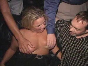 Salope de Berfday enculée dans un théâtre porno