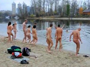 Une baignade maigre en groupe montre des seins nus, donc se baigner à