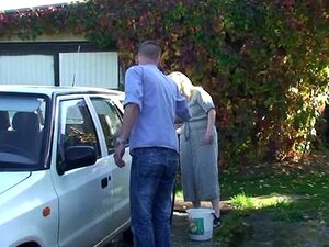 La femme surprend sa triche en plein air