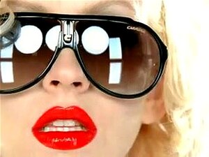 Christina et Latex. V