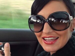 Déesse aux cheveux courts avec des seins parfaits baisée par une