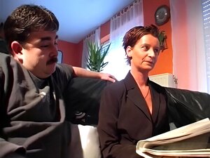 Femme concupiscente exceptionnelle avec des petits seins se fait