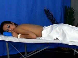 Massage sexuel nu avec éjaculation faciale