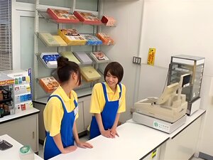 Sublime babe japonaise séduit les spectateurs avec un spectacle