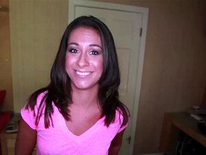 Deliah Davis gère une énorme bite noire dans sa chatte serrée de