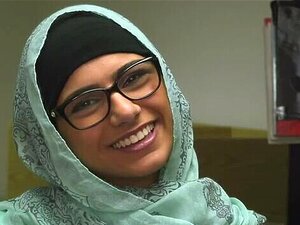 MIA KHALFIA - Déesse arabe se déshabille nue dans une bibliothèque