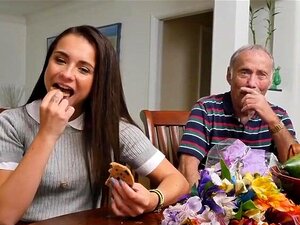 Des cheveux bruns à peine légaux se sont détachés et sont