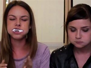 2 filles montrent leurs compétences en bouche et avale, défi lapin