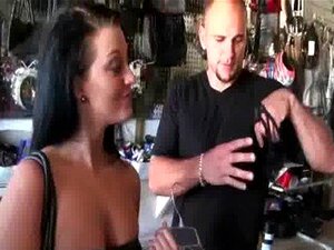 Une nana amateur prend de l'argent pour une baise 10