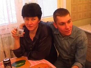 Gangbang de MILF russe