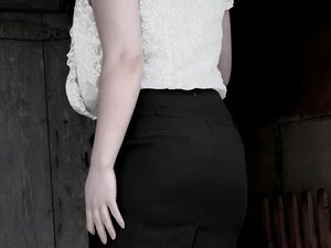 Pisser debout dans la cour d'une demeure abandonnée par une