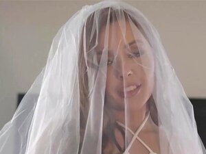 La mignonne demi-sœur laisse son demi-frère la baiser toute la nuit.