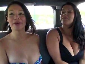 3 filles montrent leurs nichons et se font baiser pour de l'argent.