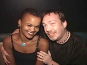 Femme ébène écoutée par des inconnus dans un théâtre porno à