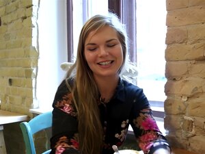 Ersties : Une playgirl danoise joue avec sa chatte shaggy avec un