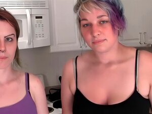 Une ado lesbienne perverse lèche des seins chauds dans une scène de