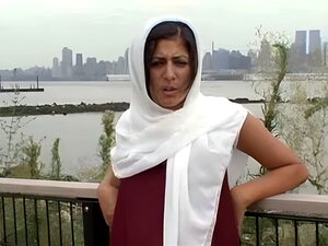 Découvrez le charme séduisant des Arab Street Hookers 2 dans cette