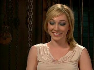 Humiliation publique pour une pute sexuelle. Une pute époustouflante