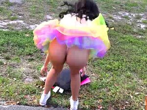 La sexy ébène Maya Bijou baise un mec au hasard pour une balade.