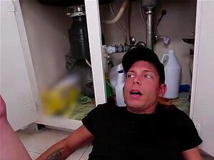 La mignonne Sydney se fait visiter par un plombier