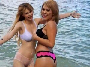 Plan à trois à la plage avec deux filles blondes sexy. Plan à trois