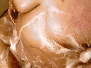 Bbw handicapé prenant une douche