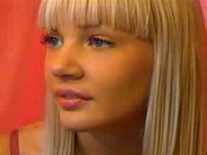 Petite blonde chaude nue sur webcam. Petite blonde chaude nue sur