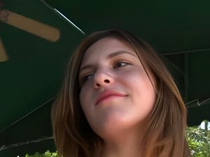 Cutie se fait lécher les pieds et donne une branlette des pieds