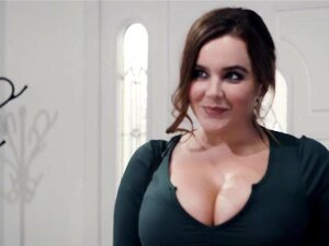 La grosse bonne nue Natasha Nice avec ses gros seins nettoie la maison