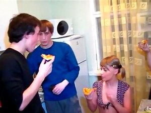 La soirée pizza se transforme en vraie fête sexuelle, ces filles