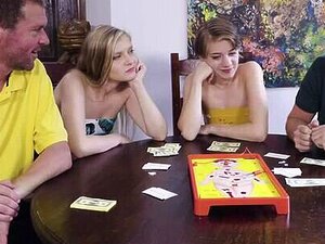 Les belles-belles-belles-filles échangent du foutre avec leur