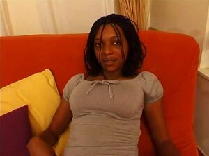 Fille ébène poilue baisée et doigtée, Plutôt jolie fille ébène