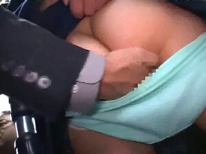  Une mignonne innocente choquée se fait tripoter et baiser dans un