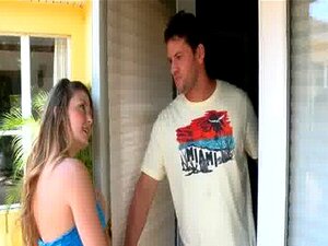 Découvrez le plaisir ultime alors qu'une MILF séduisante satisfait