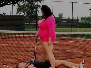 Une vraie reine rondelette avec son entraîneur de tennis