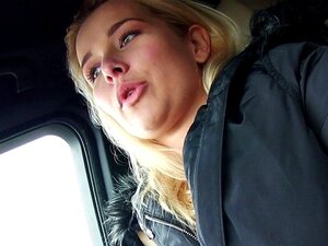 Une mignonne coincée baise un inconnu en POV en public. La mignonne