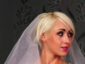 Jeune mariée britannique aux gros seins couverte de sperme en POV