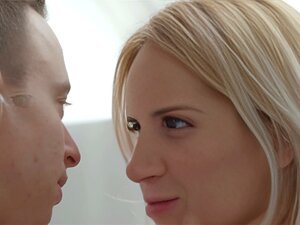 Laissez-vous emporter par le charme irrésistible d'une beauté blonde