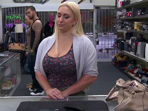 La bombe aux gros seins Nina Kayy se fait baiser dur pour une baise en
