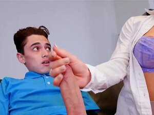 Nicole Aniston est une femme sexy et blonde qui est prête à