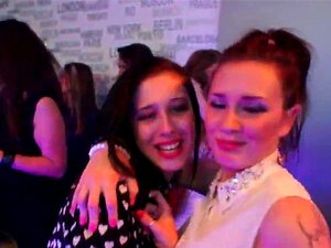 Des nanas coquines se déchaînent et se foutent à poil lors d'une