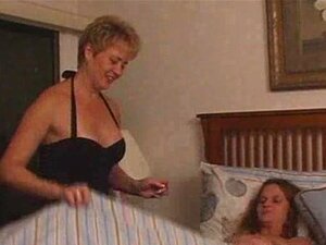 La femme au foyer MILF en reçoit de la série de babysitter mignonne